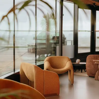 Moderne kantoorruimte aan Overhoeksplein 1, Amsterdam Noord, met elegante stoelen en grote ramen met uitzicht. Ideale locatie om een kantoor te huren.