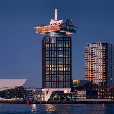 Kantoorgebouw op Overhoeksplein 1 in Amsterdam Noord, direct aan het IJ, met een indrukwekkende moderne architectuur. Ideaal voor bedrijf dat kantoorruimte wil huren in een iconische omgeving.