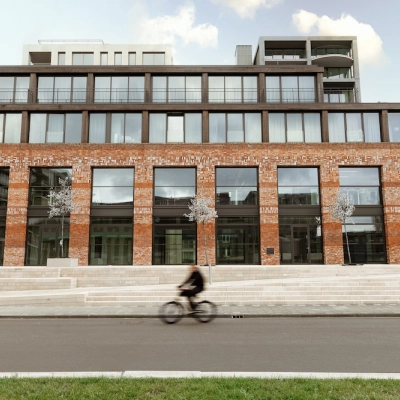 Modern kantoorpand met bakstenen gevel en grote ramen aan de Papaverhof 58, Amsterdam Noord. Geschikt voor kantoorruimte huren met een eigentijdse uitstraling.