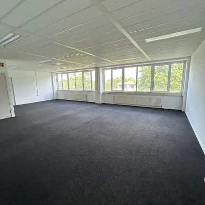 Ruime kantoorpand met uitzicht op groen, gelegen op James Wattstraat 71 in Amsterdam Oost. Ideaal voor kantoorruimte huren, met veel natuurlijk licht en neutrale afwerking.