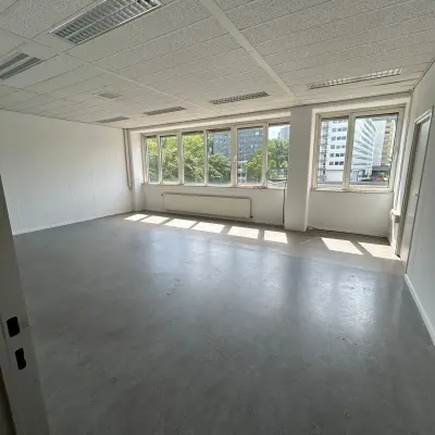 Ruime, ongemeubileerde kantoorruimte te huur op James Wattstraat 71, Amsterdam Oost. Het lichte interieur biedt uitzicht op de stad, ideaal voor individuele of teamwerksettings.