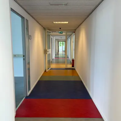 Gekleurde gang in een kantoorpand aan de James Wattstraat 71 in Amsterdam Oost. Deze ruimte is geschikt voor het kantoorruimte huren zonder meubilair.