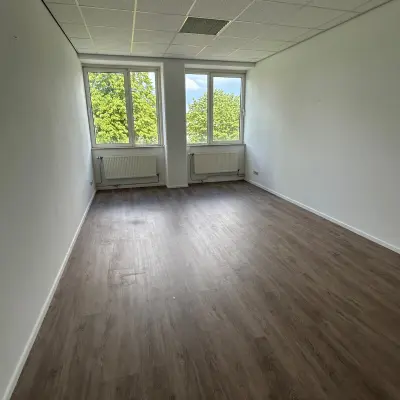 Kantoorruimte huren in Amsterdam Oost met een ruim, licht interieur en grote ramen. Ideaal kantoorpand voor diverse zakelijke activiteiten op James Wattstraat 71. Geschikt voor persoonlijke indeling en inrichting.