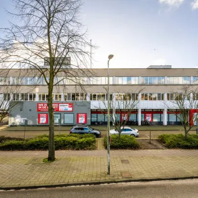 Exterieur van een kantoorpand aan de James Wattstraat 71 in Amsterdam Oost, geschikt voor kantoorruimte huren.