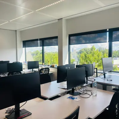 Heldere kantoorruimte met werkplekken en veel natuurlijk licht in Amsterdam Oost, ideaal voor kantoorruimte huren. Grote ramen bieden uitzicht op het Science Park 301.