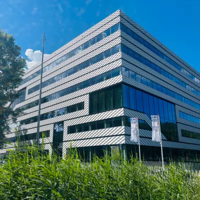 Modern kantoorpand op Science Park 301 in Amsterdam Oost met glas en staal, geschikt voor kantoorruimte huren. Omgeven door groen en een heldere lucht.