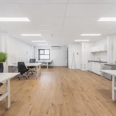 Kantoorruimte huren in Amsterdam Sloterdijk met ruime werkplek en houten vloer. Het kantoorpand op Arlandaweg 92 heeft moderne voorzieningen en biedt een lichte omgeving om te werken.