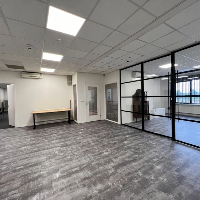 Leeg kantoorpand aan de Contactweg 131 in Amsterdam Sloterdijk met moderne vloer, glazen wand, en veel lichtinval. Ideale ruimte voor kantoorruimte huren.