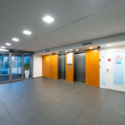 Ingang van het kantoorpand op Radarweg 501, Amsterdam Sloterdijk, met glazen deuren en liften. De ruimte is goed verlicht en biedt toegang tot de kantoorruimtes.