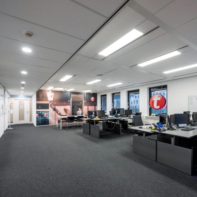Ruime kantoorruimte op Radarweg 501, Amsterdam Sloterdijk, met moderne werkplekken en veel daglicht. Ideaal voor kantoorruimte huren met flexibel te werk gaan.