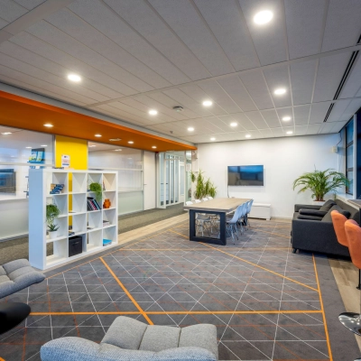 Moderne kantoorruimte te huren op Radarweg 501, Amsterdam Sloterdijk, met comfortabele zitplaatsen, bureau en decoratieve planten.