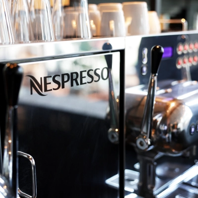 Koffiezetapparaat in een kantoorpand op Teleportboulevard 110, Amsterdam Sloterdijk, benadrukt voorzieningen bij kantoorruimte huren.