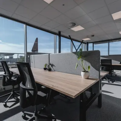 Ruime kantoorruimte op Bos en Lommerplein 280, Amsterdam West. Moderne werkplekken met grote ramen en uitzicht naar buiten. De ruimte is voorzien van bureaus, bureaustoelen en enkele planten voor een frisse werksfeer.