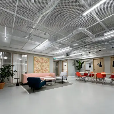 Moderne kantoorpand op Haarlemmerweg 331, Amsterdam West, met kleurrijke zitplaatsen en strakke inrichting, perfect als kantoorruimte voor ondernemers die kantoor willen huren.