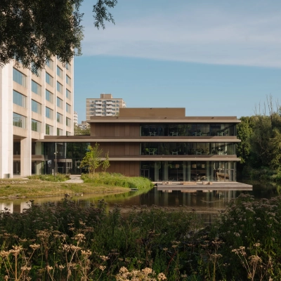 Moderne kantoorpand aan de Nachtwachtlaan 20 in Amsterdam West, gelegen aan het water met omliggend groen. Ideaal voor bedrijven die kantoorruimte willen huren met inspirerende uitzicht.
