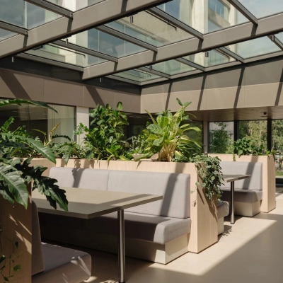 Ruime, lichte kantoorruimte met grote ramen en veel groen in Amsterdam West. Perfect om te huren voor bedrijven die op zoek zijn naar een inspirerende werkomgeving.