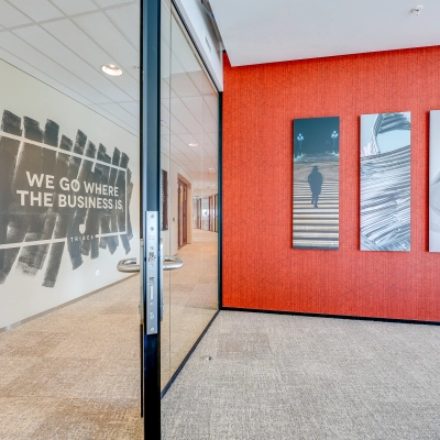 Moderne kantoorruimte te huur met glazen wanden en decoratieve kunst aan de muren op De Entree 99-197 in Amsterdam Zuid-Oost.