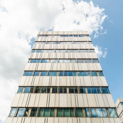 Uitzicht op het moderne kantoorpand aan de Herikerbergweg 240-286 in Amsterdam Zuid-Oost, ideaal om kantoorruimte te huren met een strak ontworpen gevel.