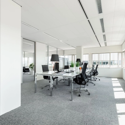 Lichte en ruime kantoorruimte met moderne bureaus en stoelen op Herikerbergweg 240-286, Amsterdam Zuid-Oost, ideaal om te huren voor professionele werkdoeleinden.