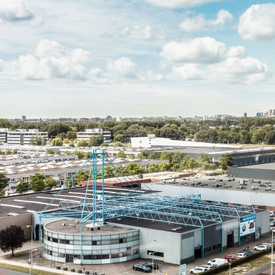 Luchtfoto van een kantoorpand aan de Herikerbergweg 240-286 in Amsterdam Zuid-Oost, omgeven door andere bedrijfsgebouwen en een groene omgeving.