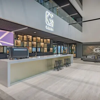 Moderne receptieruimte in een kantoorpand op Herikerbergweg 290, Amsterdam Zuid-Oost, met een stijlvolle balie en comfortabele zitplaatsen.