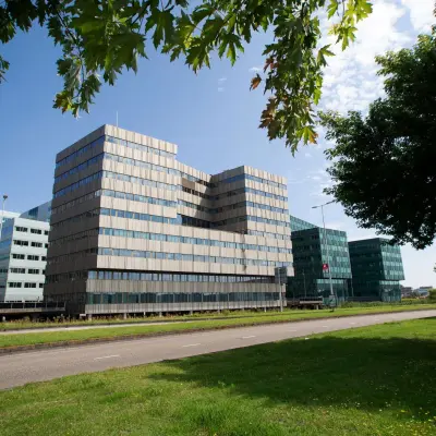 Kantoorpand aan de Herikerbergweg 290 in Amsterdam Zuid-Oost, omringd door groen met moderne architectuur. Geschikt voor kantoorruimte huren.