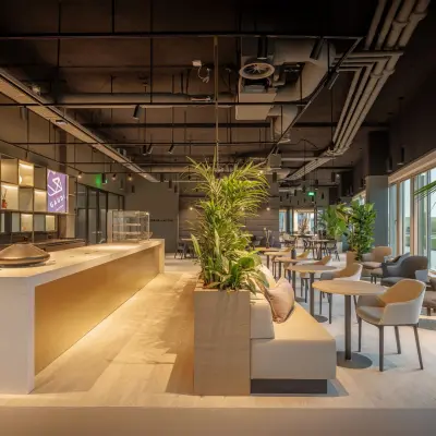 Moderne, ruime kantoorlounge aan de Herikerbergweg 290 in Amsterdam Zuid-Oost met comfortabele zitplekken en grote ramen voor natuurlijk licht, ideaal voor kantoorruimte huren.