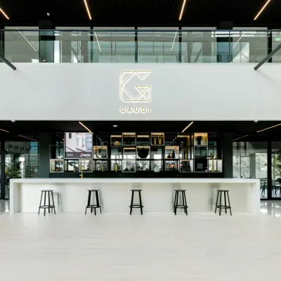 Interieur van een modern kantoorpand op Herikerbergweg 290 in Amsterdam Zuid-Oost met een open ontvangstruimte en een lange toonbank met barkrukken. Ideaal voor kantoorruimte huren.