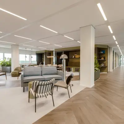 Moderne kantoorruimte te huur in kantoorpand op Herikerbergweg 290, Amsterdam Zuid-Oost, met ruime, lichte werkplekken en stijlvolle meubels.