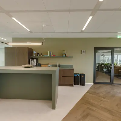 Modern gemeubileerde pantry in een kantoorpand op Herikerbergweg 290, Amsterdam Zuid-Oost. Ruimte voor koffie en snacks, met toegang tot andere kantoorruimten. Geschikt voor huur.