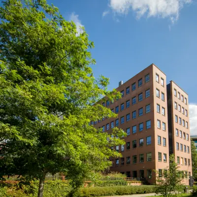 Exterieur van een kantoorpand op Hullenbergweg 109-135 in Amsterdam Zuid-Oost, met bakstenen gevel en groene omgeving, ideaal voor kantoorruimte huren.