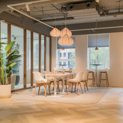 Verlichte kantoorruimte met moderne meubels en grote ramen, gelegen op Hullenbergweg 109-135 in Amsterdam Zuid-Oost. Ideaal om te huren voor diverse zakelijke doeleinden.