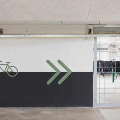 Fietsenstalling in kantoorpand aan de Hullenbergweg 109-135 in Amsterdam Zuid-Oost met toegang tot beveiligde binnenruimte.