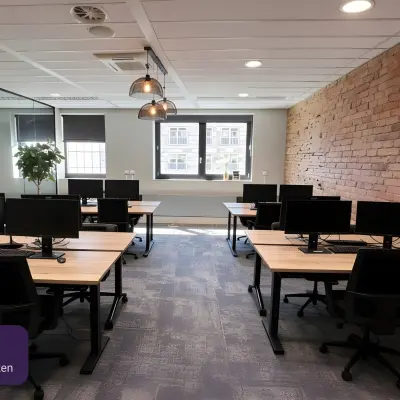 Stijlvolle kantoorruimte huren op Johan Cruijff Boulevard 89, Amsterdam Zuid-Oost, met moderne werkplekken, ruime ramen en een bakstenen muur.
