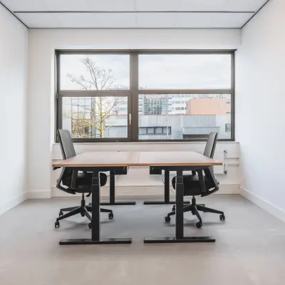 Kantoorruimte huren in Amsterdam Zuid-Oost op Paasheuvelweg 20 met een lichte werkplek en bureau. Grote ramen bieden veel natuurlijk licht.