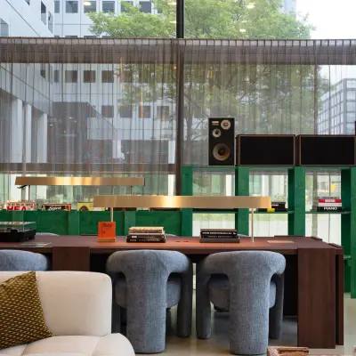 Ruime, moderne kantoorpand in Amsterdam Zuidas gelegen aan Barbara Strozzilaan 101. De lichte kantoorruimte is stijlvol ingericht met comfortabele meubels en biedt uitstekende mogelijkheden voor werknemers om te huren en werken.