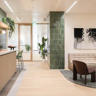Moderne kantoorruimte huren op Beethovenstraat 503 in Amsterdam Zuidas met stijlvolle lounge en pantry. Ideale plek voor creatief en productief werken in een inspirerende omgeving.