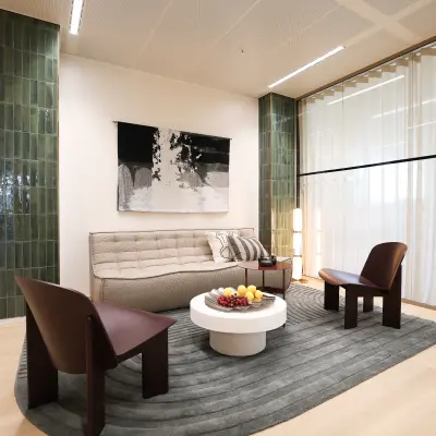 Stijlvolle kantoorruimte huren in Amsterdam Zuidas met modern interieur, comfortabele zitplekken en decoratieve kunst aan de muur.