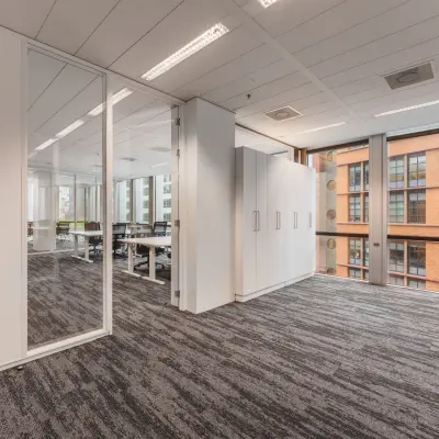 Moderne kantoorruimte op Claude Debussylaan 10 in Amsterdam Zuidas, met grote ramen, veel licht en glazen wanden. Ideaal voor bedrijven die kantoorruimte willen huren in een dynamische omgeving.