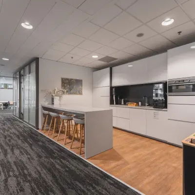 Strakke kantoorruimte huren aan de Zuidas in Amsterdam met moderne pantry en zitgedeelte op Claude Debussylaan 10.