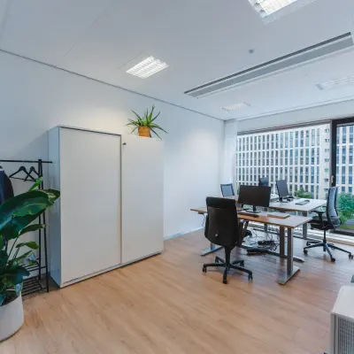 Kantoorruimte huren aan De Boelelaan 30 in Amsterdam Zuidas, moderne ruimte met werkplekken en uitzicht op stad.