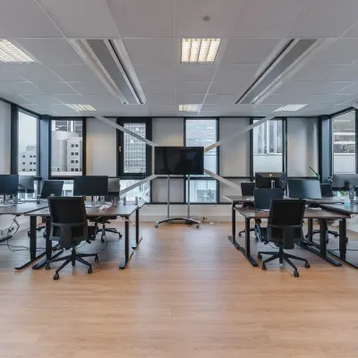 Moderne kantoorruimte met grote ramen aan De Boelelaan 30, Amsterdam Zuidas, voorzien van bureaus, stoelen en computerschermen, geschikt voor zakelijk gebruik of kantoorruimte huren.