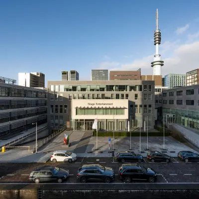 Exterieur van kantoorpand op De Boelelaan 30 in Amsterdam Zuidas met moderne uitstraling geschikt voor kantoorruimte huren.