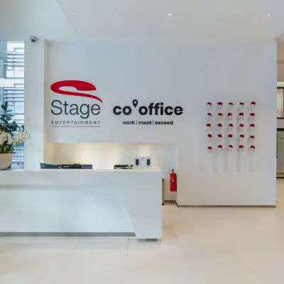 Kantoorruimte huren op De Boelelaan 30 in Amsterdam Zuidas met moderne receptie en logo's op de muur.