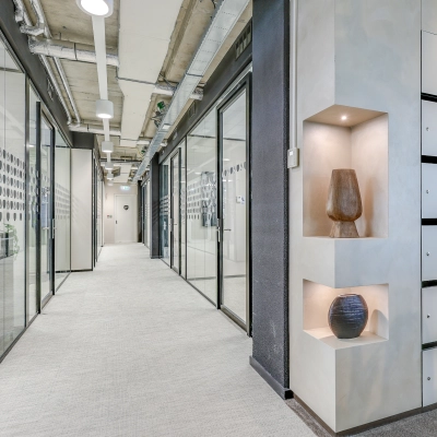 Heldere kantoorruimte aan de Gustav Mahlerlaan 308 in Amsterdam Zuidas met glazen wanden en decoratieve elementen. Ideaal voor wie kantoorruimte huren wil in een modern kantoorpand.