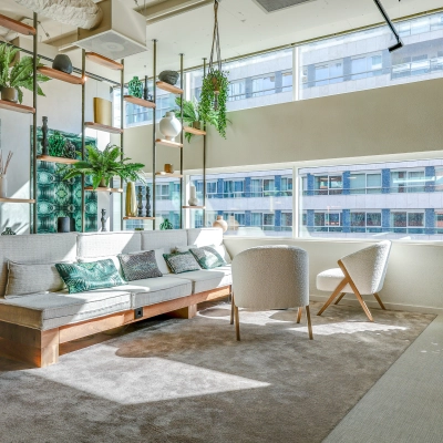 Moderne, lichte kantoorruimte met veel groen en zitgedeelte, ideaal om te huren op Gustav Mahlerlaan 308 in Amsterdam Zuidas.
