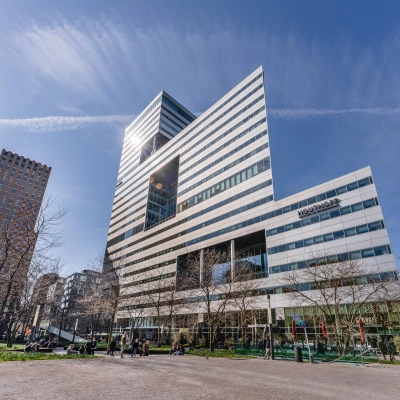 Buitenkant van kantoorpand op Gustav Mahlerplein 28 & 58-60 in Amsterdam Zuidas met moderne architectuur en stedelijke omgeving. Ideale locatie voor kantoorruimte huren.