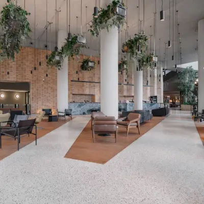 Moderne lobby op Hildegard Von Bingenstraat 44, Amsterdam Zuidas, met stijlvolle zitgelegenheden en veel natuurlijk licht. Ideaal voor bedrijven die kantoorruimte willen huren.