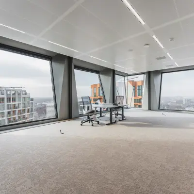 Lichte kantoorruimte huren met panoramisch uitzicht op de Zuidas, Amsterdam. Grote ramen, veel daglicht, geschikt voor een inspirerende werkomgeving in het kantoorpand op Hildegard Von Bingenstraat 44.