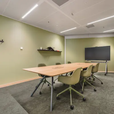 Kantoorruimte huren op Hildegard Von Bingenstraat 44, Amsterdam Zuidas, met moderne vergadertafel en stoelopstelling, ideaal voor zakelijke bijeenkomsten.